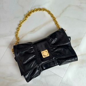 NWOT✨ Adorable bow shaped purse in black with detachable chain strap